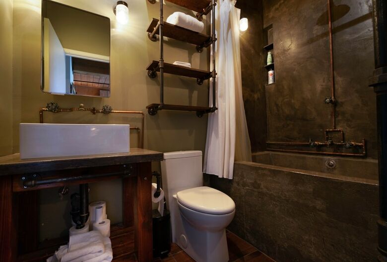 Rustic 1 Bedroom Loft Apartment In Queen Street West