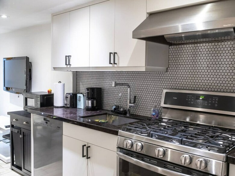 Modern 1 Bedroom Apartment In Palmerston Village