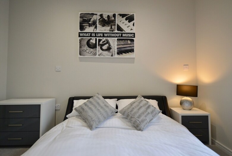 New Modern 2 Bedroom Bedminster Apartment