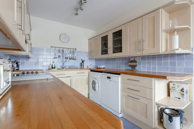 Quiet 3 Bedroom Apartment With Stunning Views