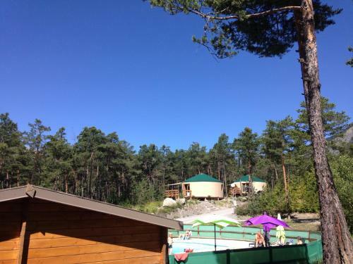 Parc R�sidentiel De Loisir : Le Loup Blanc Du Riou