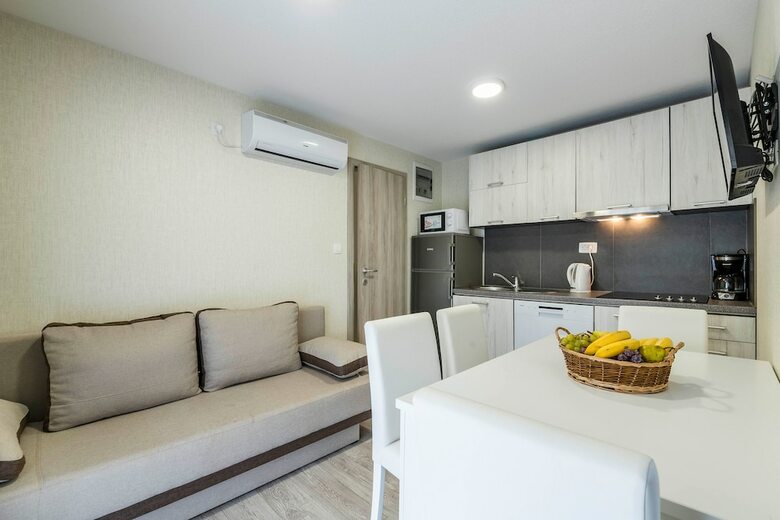 Mobile Home Rojnic- Campsite