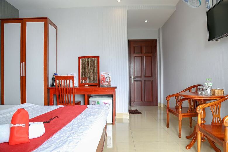 Hotel Reddoorz Plus Near Hoang Van Thu Park