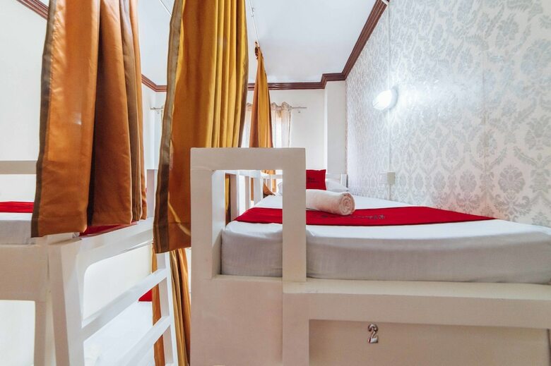 Hotel Reddoorz @ General Luna Davao