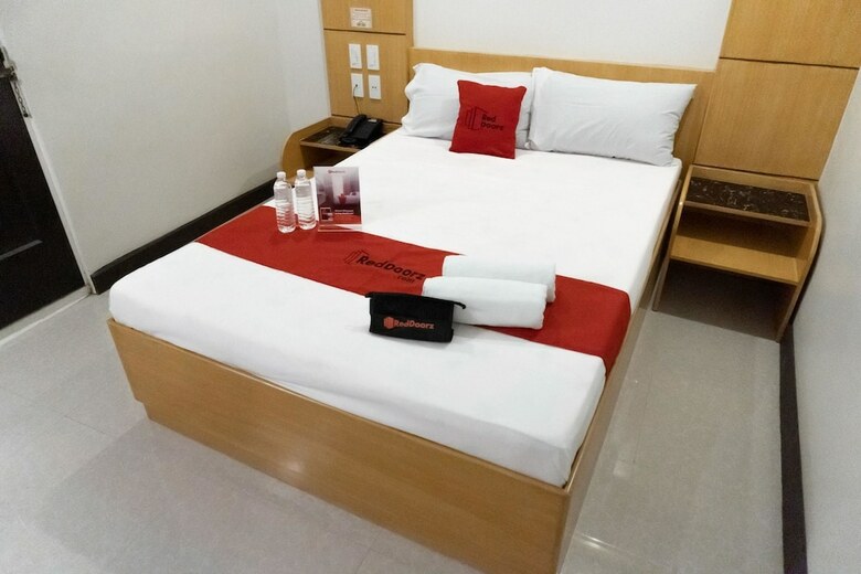 Hotel Reddoorz Near Starmall Alabang