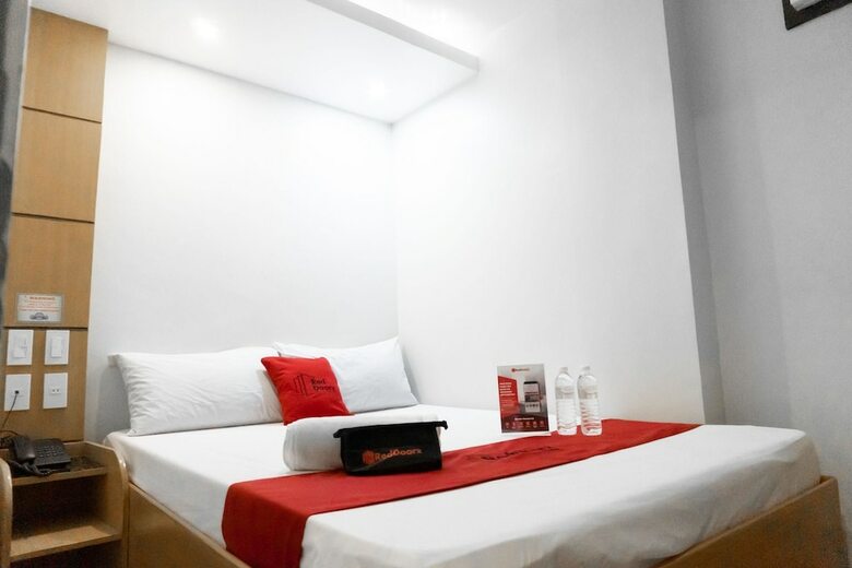 Hotel Reddoorz Near Starmall Alabang