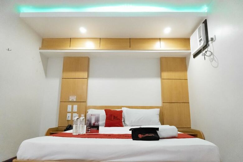 Hotel Reddoorz Near Starmall Alabang