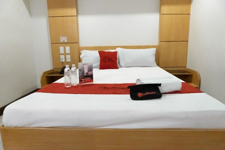 Hotel Reddoorz Near Starmall Alabang