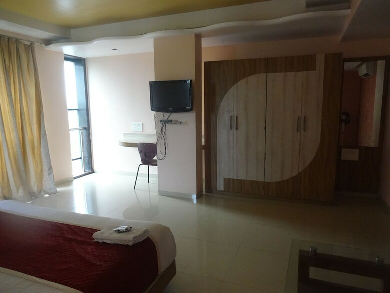 Hotel The Neelam Executive
