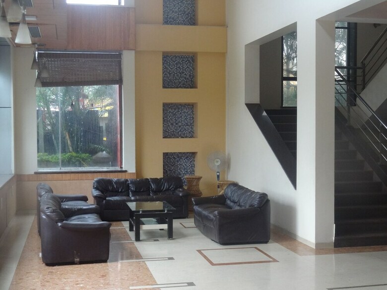 Hotel The Neelam Executive