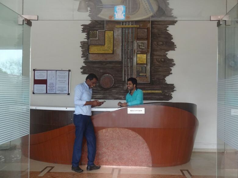 Hotel The Neelam Executive
