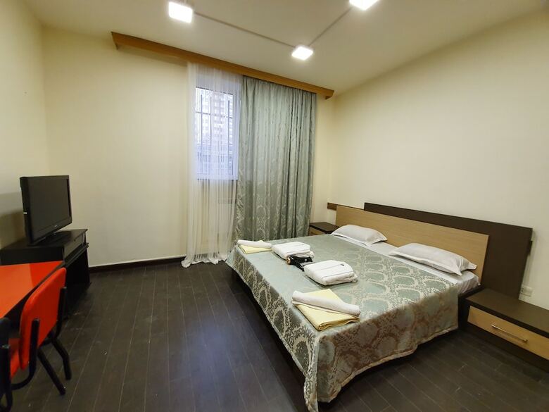 Hostal Doss Hotel And Hostel