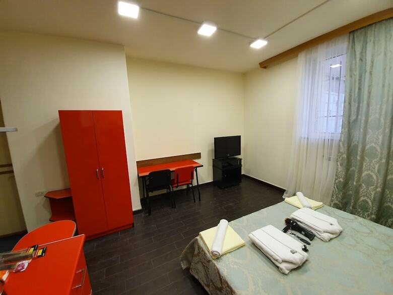 Hostal Doss Hotel And Hostel
