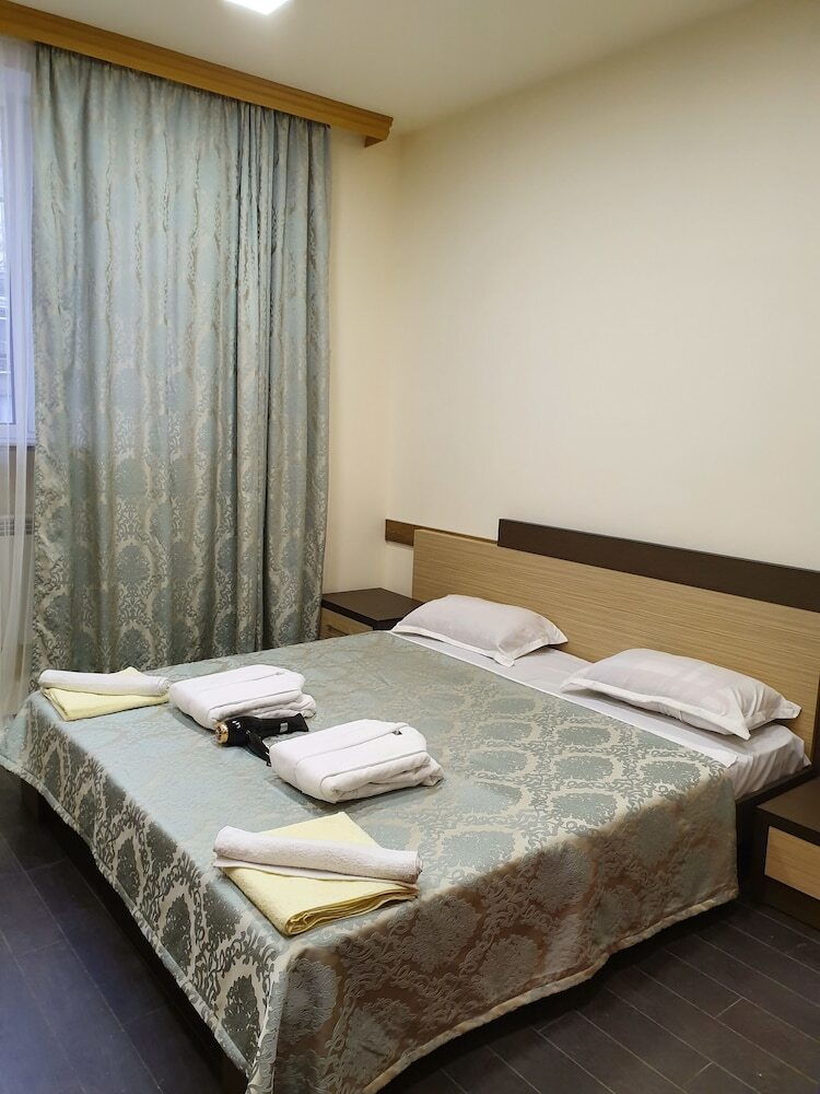 Hostal Doss Hotel And Hostel