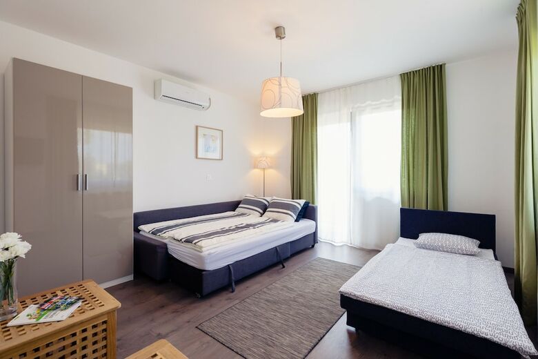 Hotel Rooms & Apartments Karlo