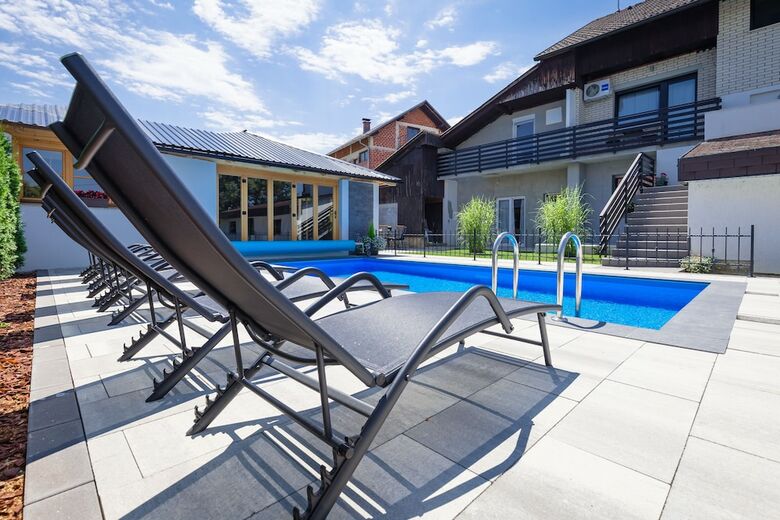 Hotel Rooms & Apartments Karlo