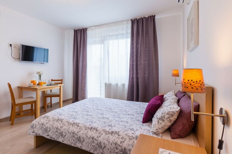 Hotel Rooms & Apartments Karlo