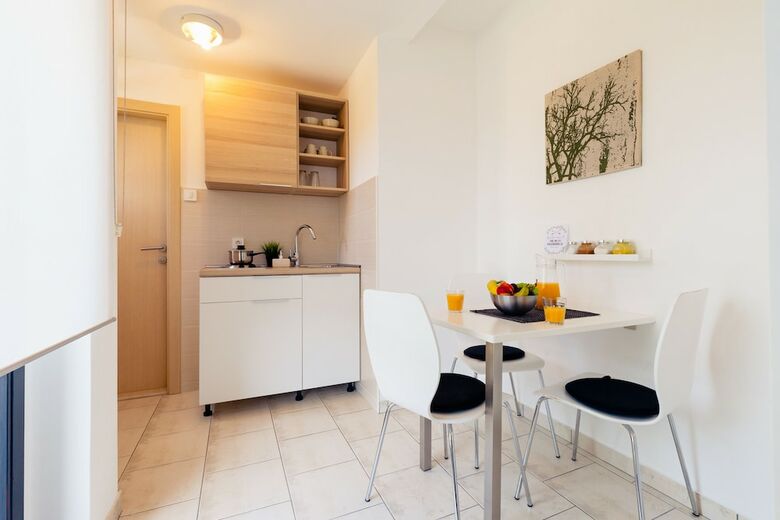 Hotel Rooms & Apartments Karlo