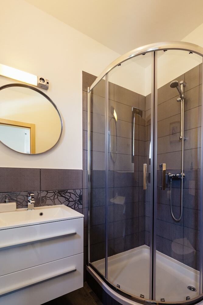 Hotel Rooms & Apartments Karlo