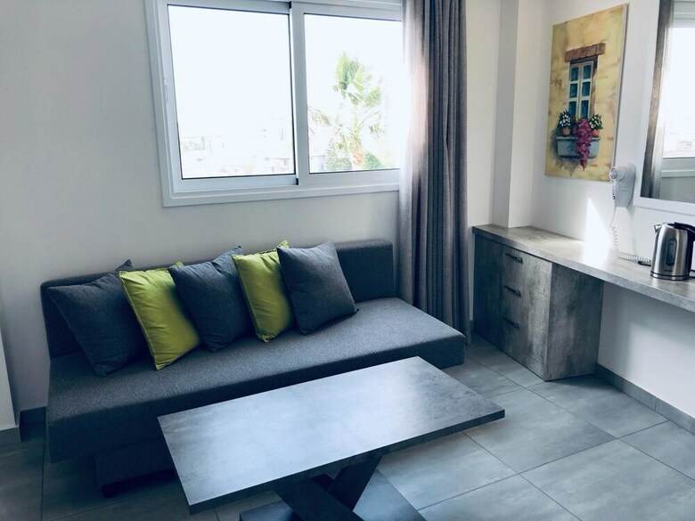 Hotel White 11