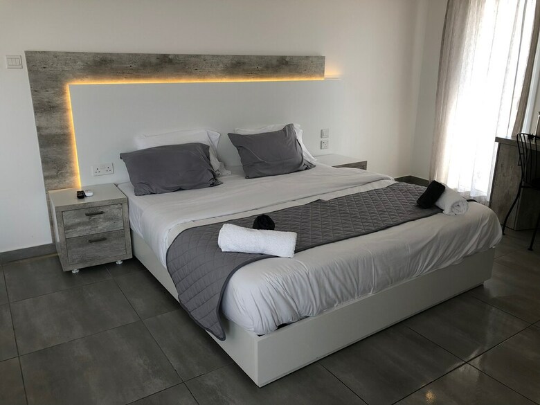 Hotel White 11