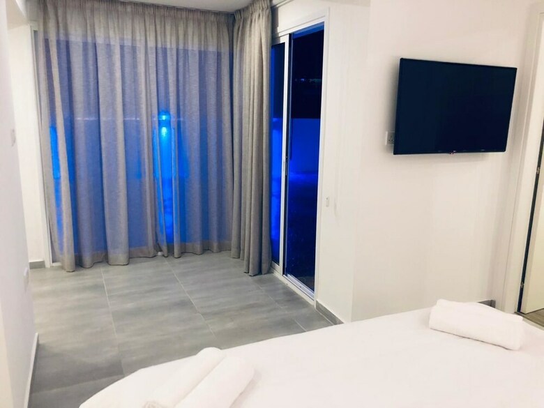Hotel White 11