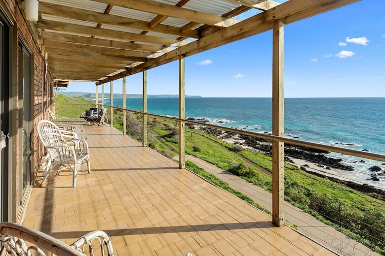 Cliffs End Beach Shack - 105 Gold Coast Drive, Carrickalinga