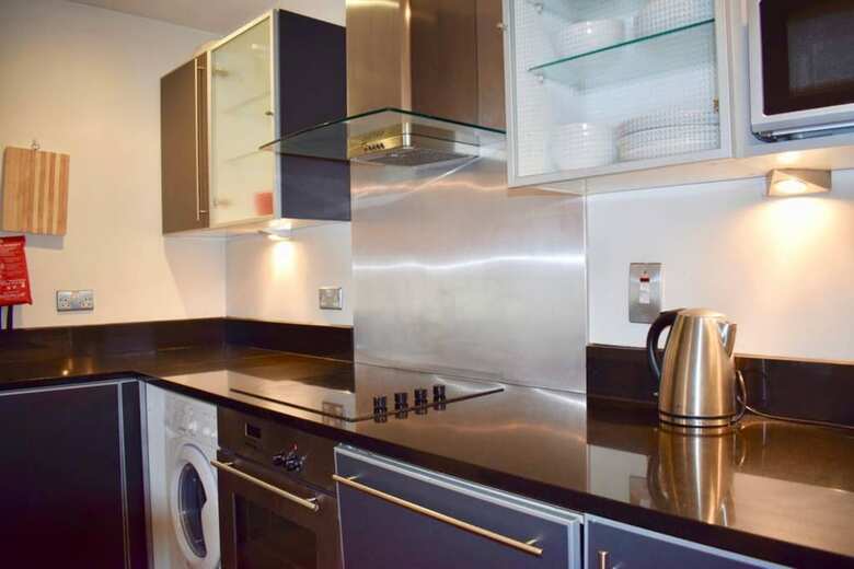 Modern Apartment In Silicon Docks With Balcony