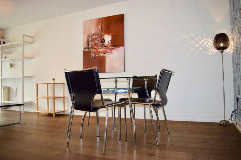Modern Apartment In Silicon Docks With Balcony