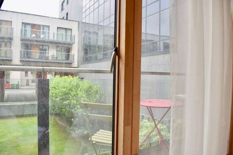 Modern Apartment In Silicon Docks With Balcony