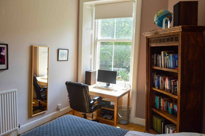 Bright 2 Bedroom Bruntsfield Home