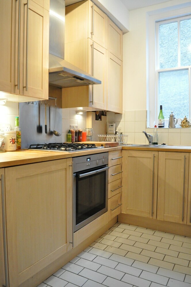 Bright 1 Bedroom Apartment In Great Location
