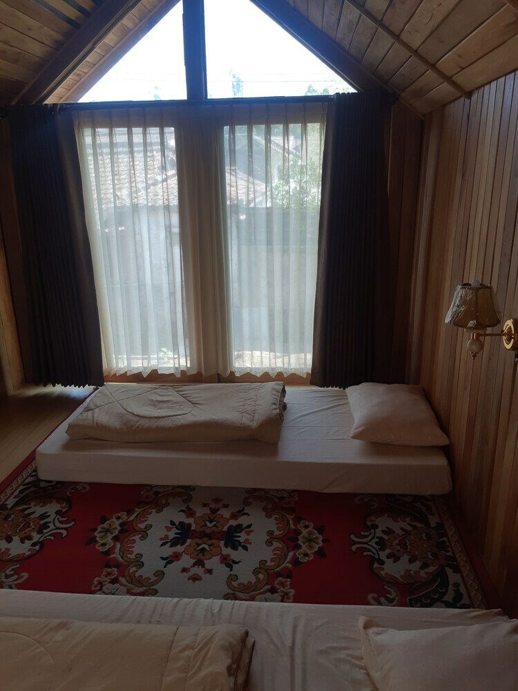 Hotel Adk Papandayan Homestay & Tour