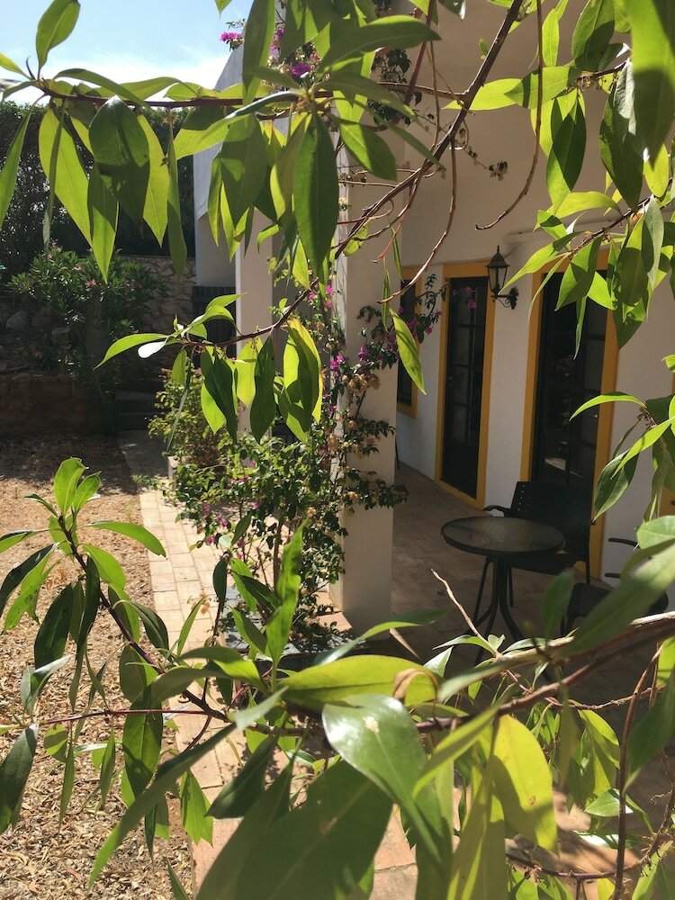 Quiet Cottage With Pool