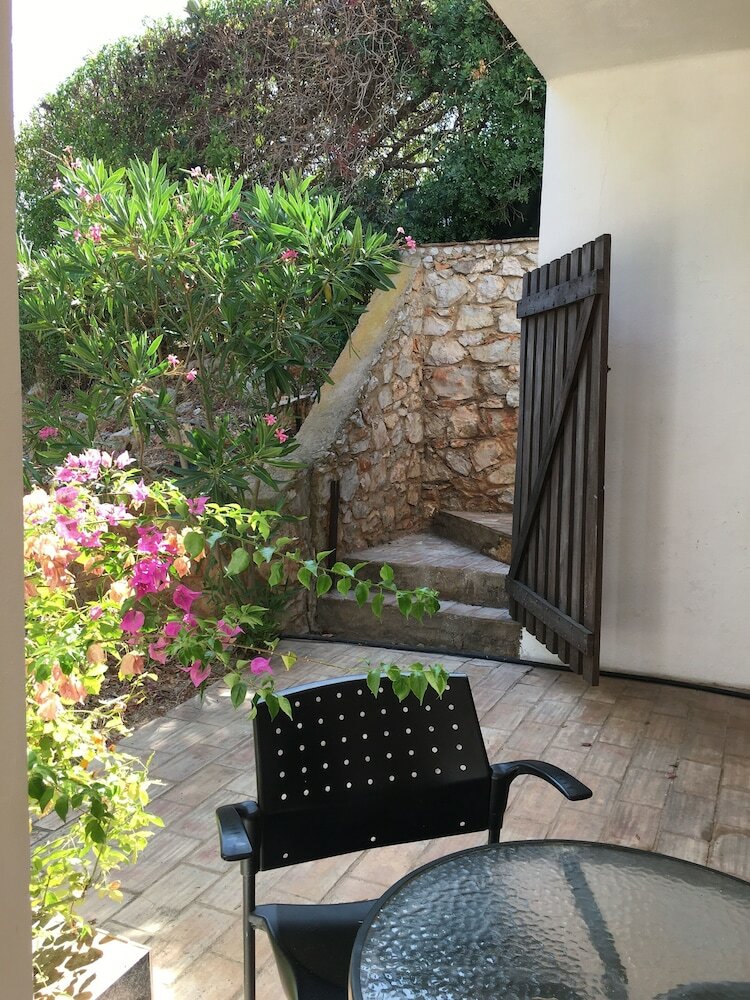 Quiet Cottage With Pool