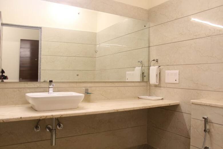 Hotel Royal Residence Iffco Chowk