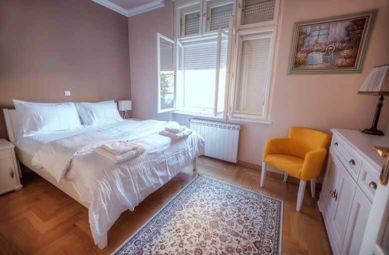 Crown Apartment