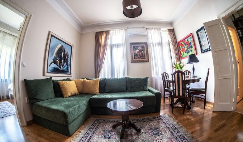Crown Apartment