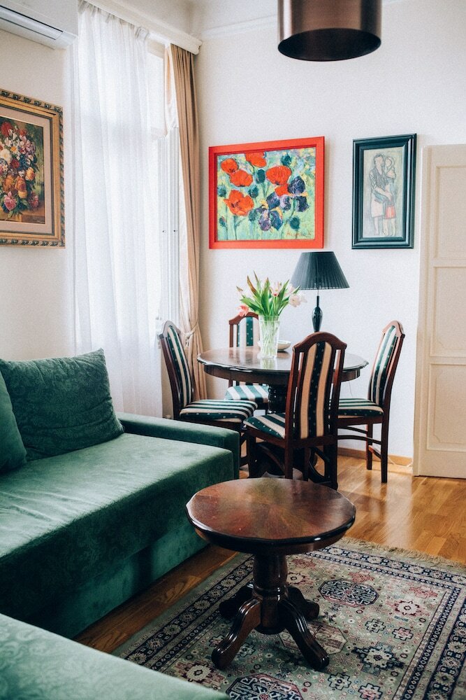 Crown Apartment