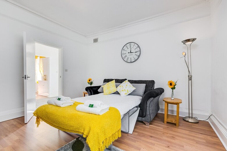 Super Central Cambridge Park View Apartment #18