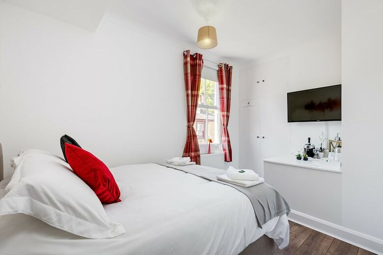 Super Central Hotel Style Ensuite Bedroom #3