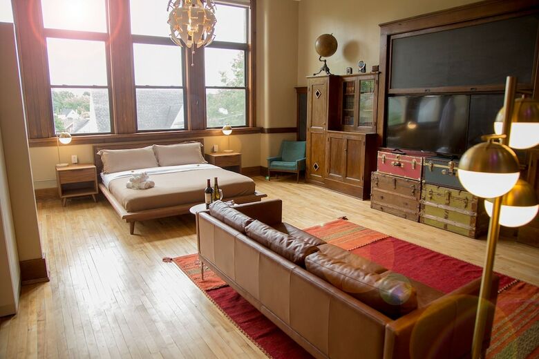 Hotel School 31 Lofts At Colors Studios