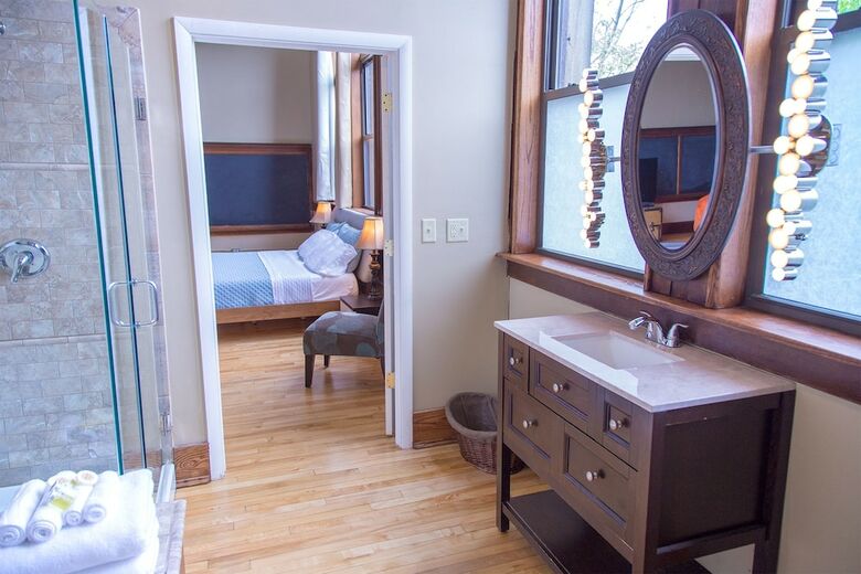 Hotel School 31 Lofts At Colors Studios