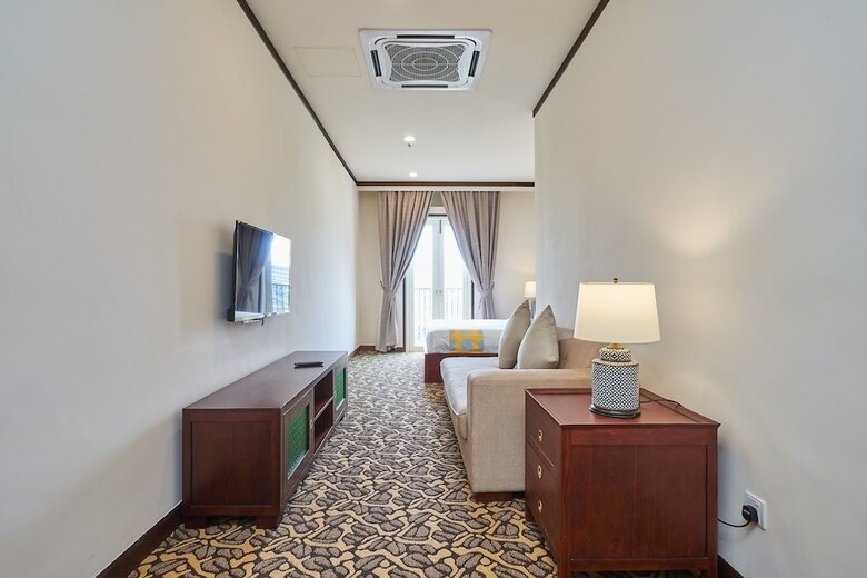 Oyo Home 44077 The Platinum Hotel & Suites- King