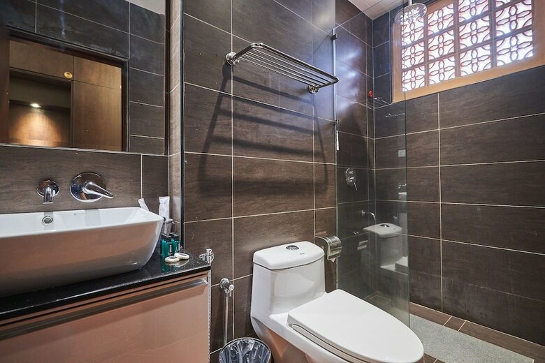 Oyo Home 44077 The Platinum Hotel & Suites- King