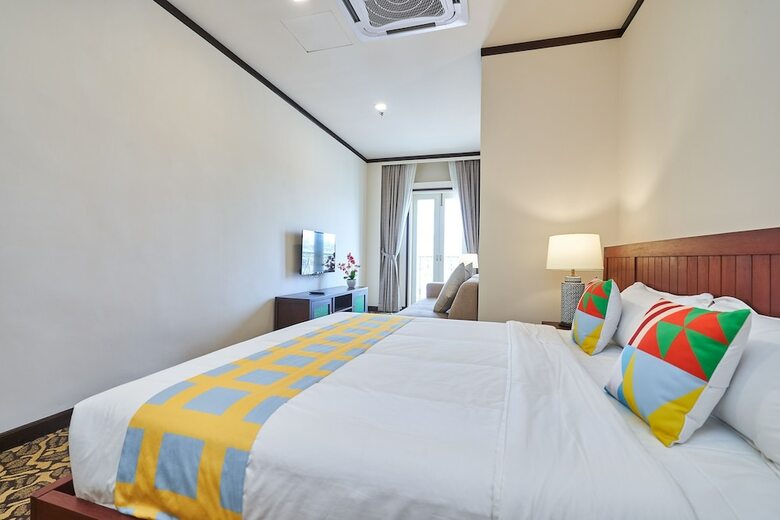 Oyo Home 44077 The Platinum Hotel & Suites- King