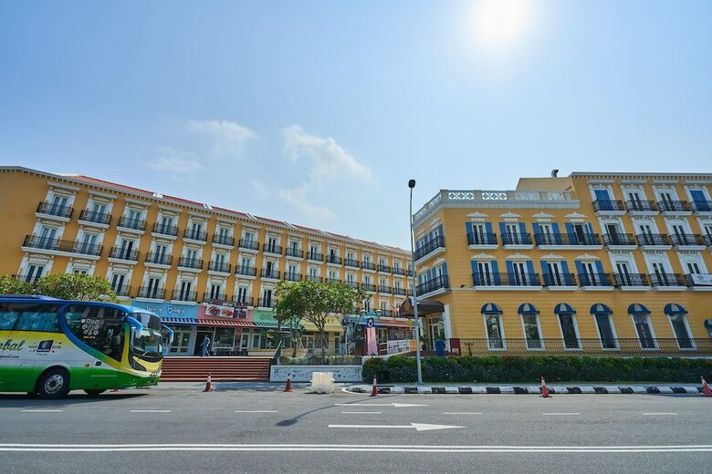 Oyo Home 44077 The Platinum Hotel & Suites- King