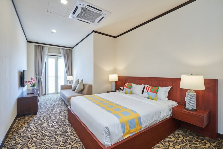 Oyo Home 44077 The Platinum Hotel & Suites- King
