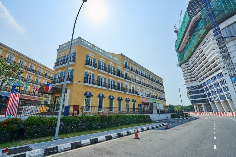 Oyo Home 44077 The Platinum Hotel & Suites- King