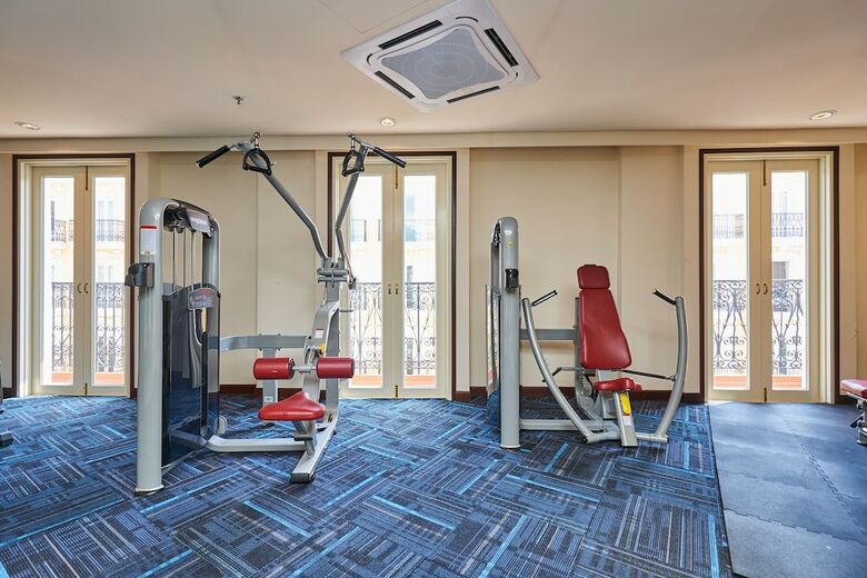 Oyo Home 44077 The Platinum Hotel & Suites- King